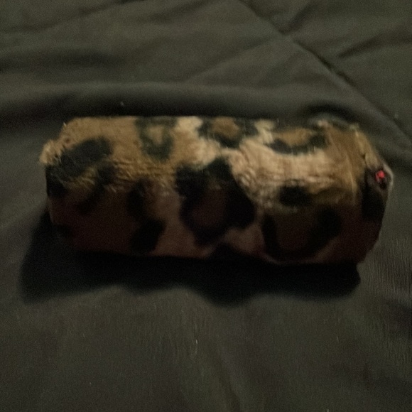 Lipstick holder. Cute, leopard print outside and red inside - Picture 3 of 4